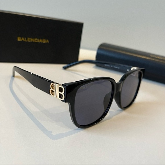 Balenciaga Elegant Black Sunglasses - Picture 1 of 7